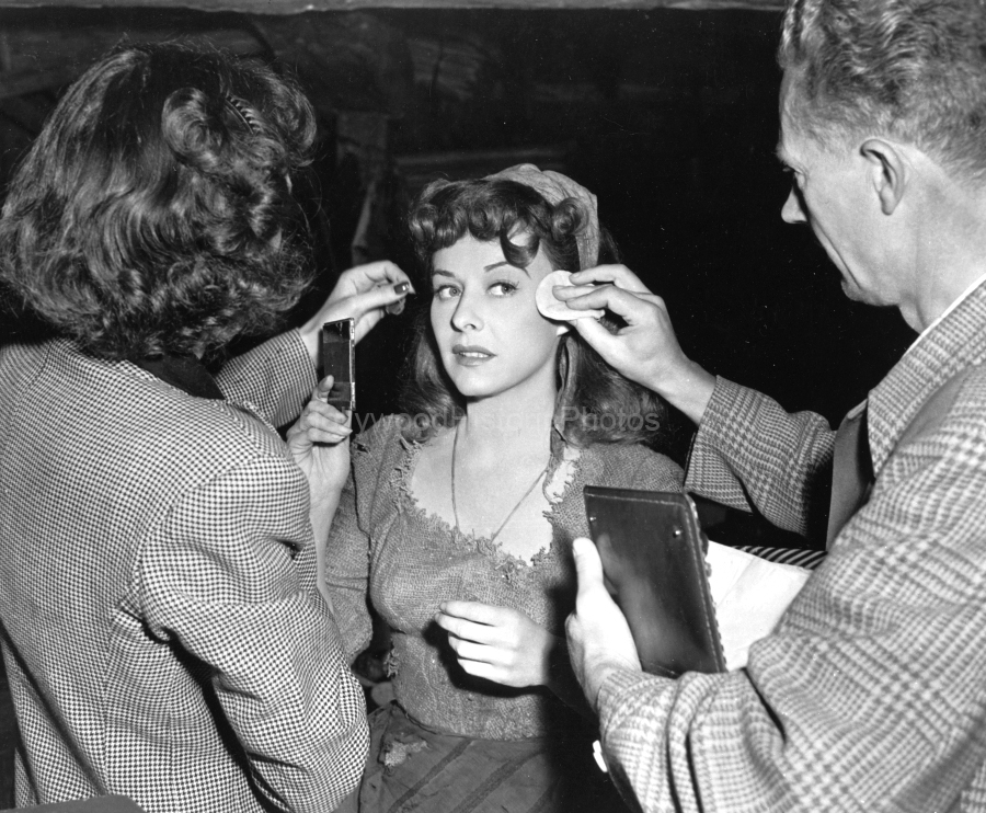 Paulette Goddard 1947 WM.jpg